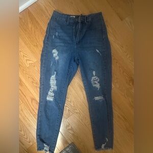 Distressed jeggings with lots of stretch